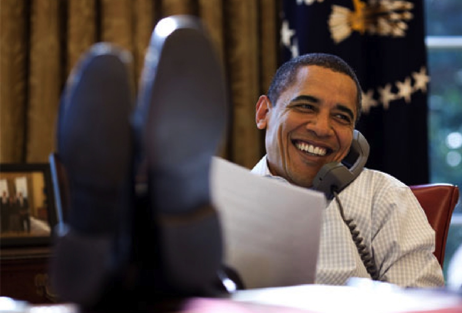 obama-feet-on-desk-21.jpg