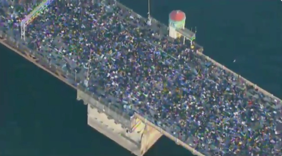 Thousands-Occupy-Portland-Bridge-Laying-