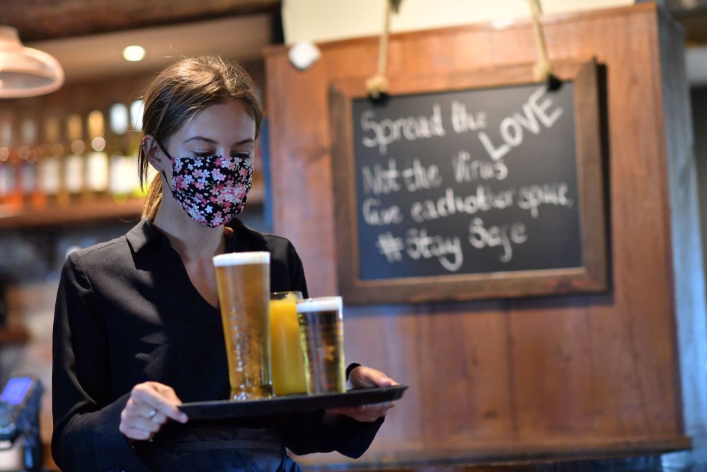 face mask restaurant bar waitress coronavirus
