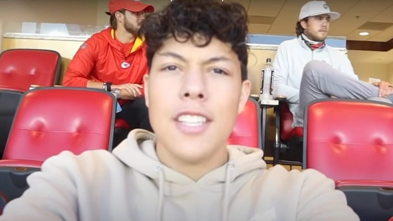 Patrick Mahomes shoots down rumor about banning fiancée, brother