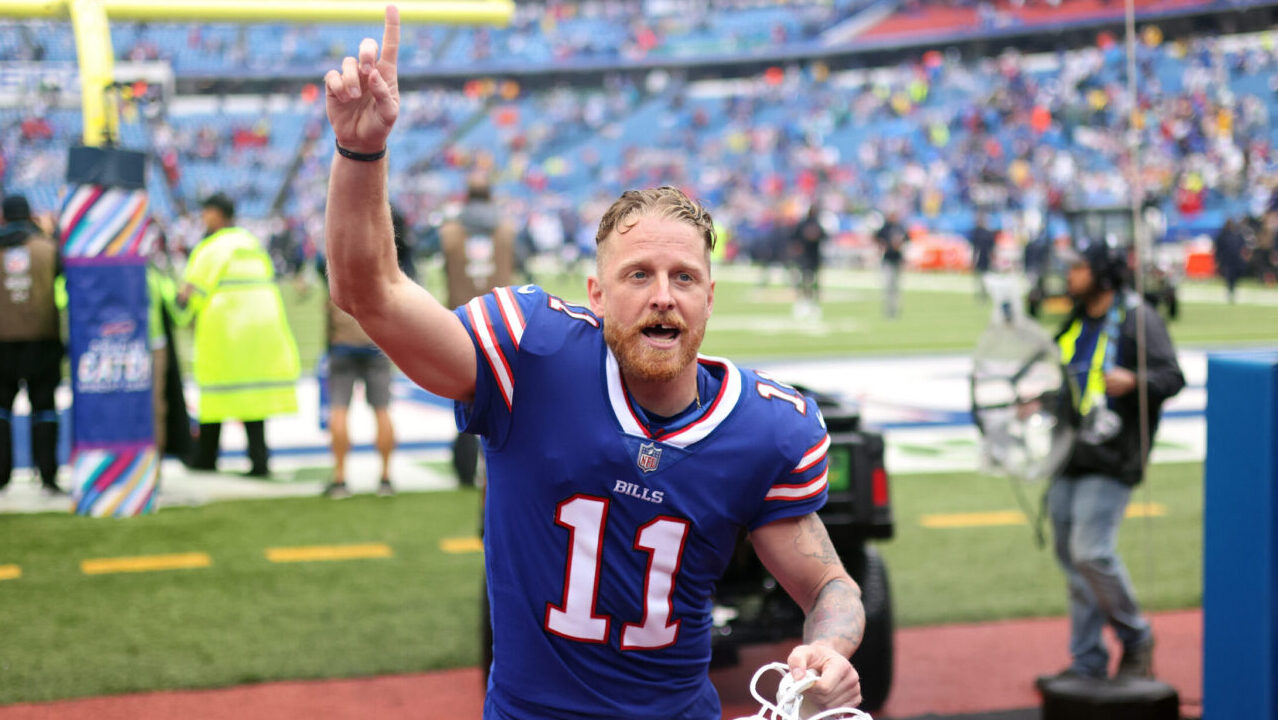 Anti-Vaxxer Cole Beasley Defends Bills Teammate After Violating