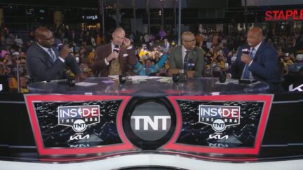 Shaq leads Lakers fans in 