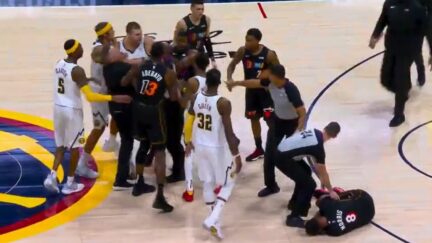 Nikola Jokić hits Markieff Morris with a cheap shot