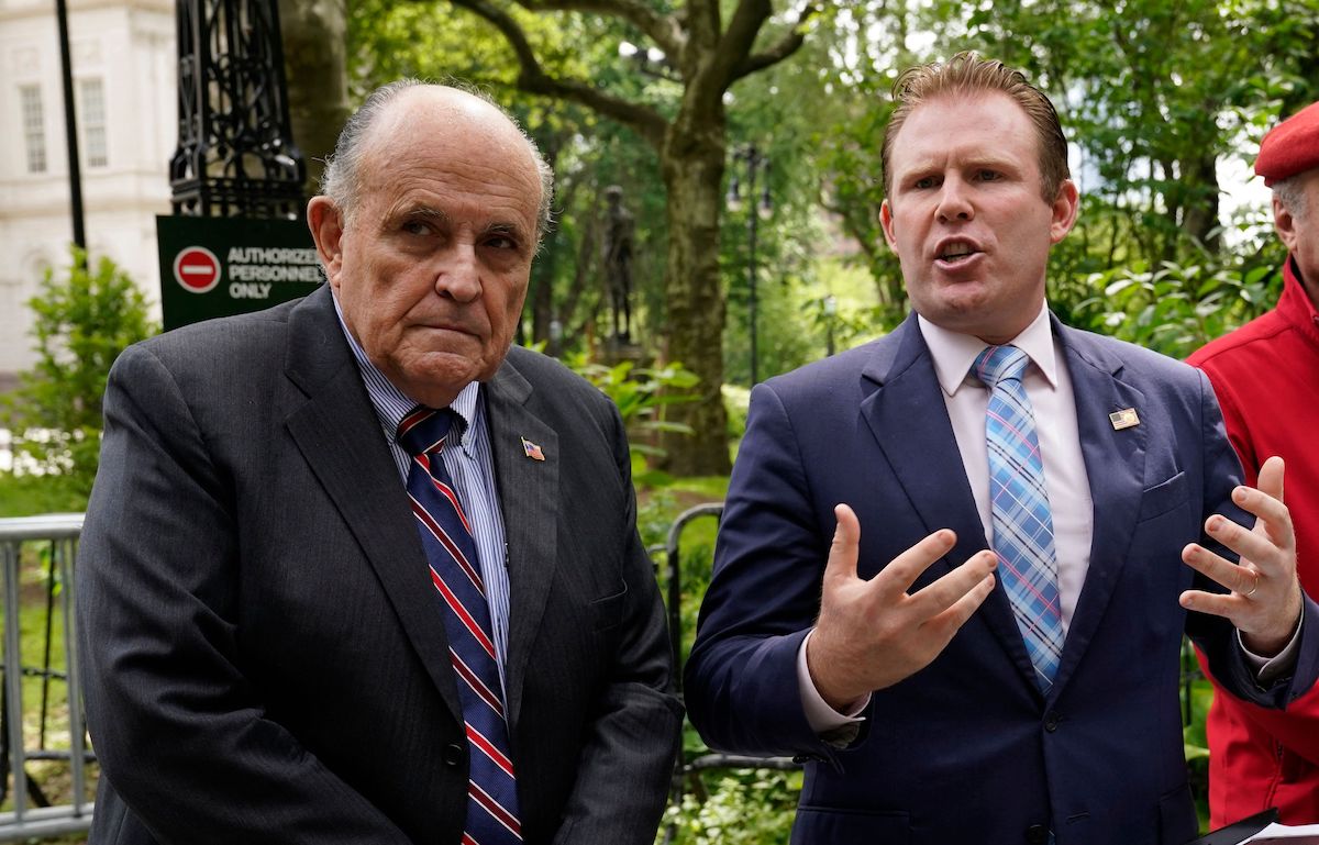 Rudy Giuliani agredido mientras hacía campaña por su hijo Andrew por un empleado de ShopRite que le dio una palmada en la espalda y lo llamó ‘escoria’: informe