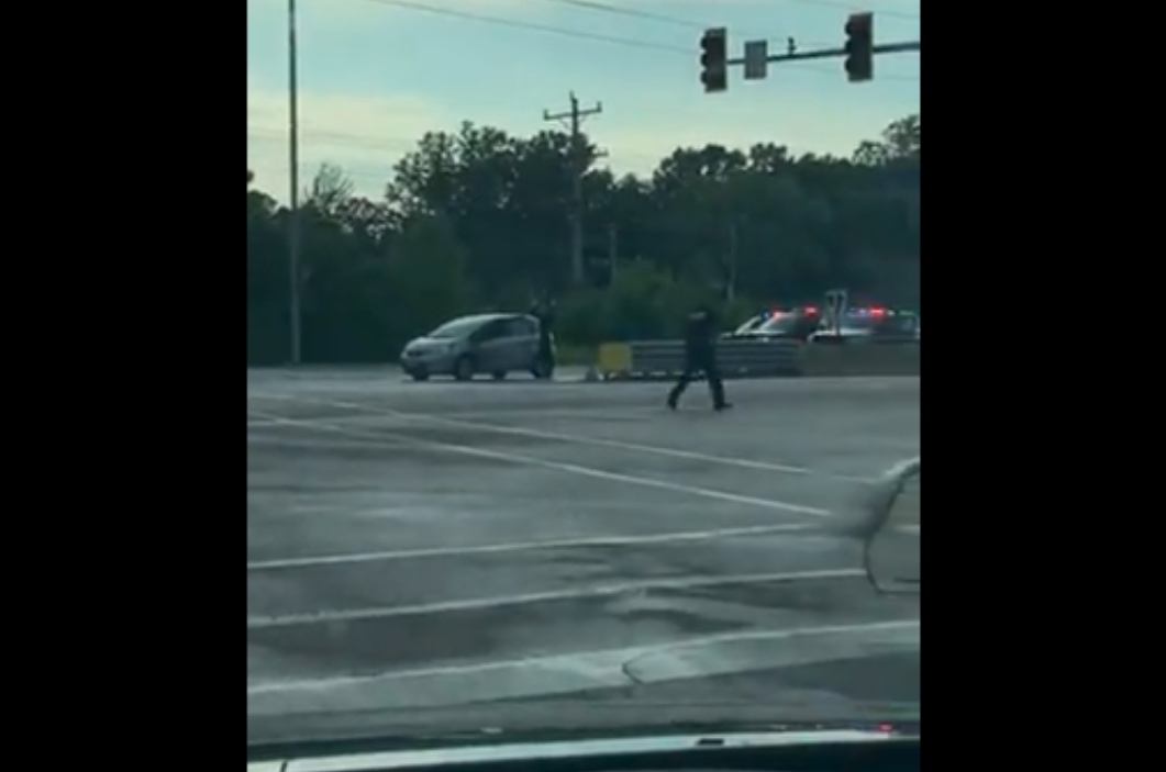 Dramático video muestra a Robert Crimo arrestado después del tiroteo en Highland Park