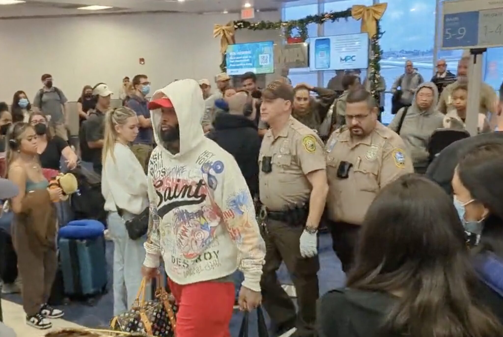 Odell Beckham Jr. Kicked Off Plane at Miami Airport After Reportedly Being ‘In and Out of Consciousness’ and Refusing Seat Belt (mediaite.com)