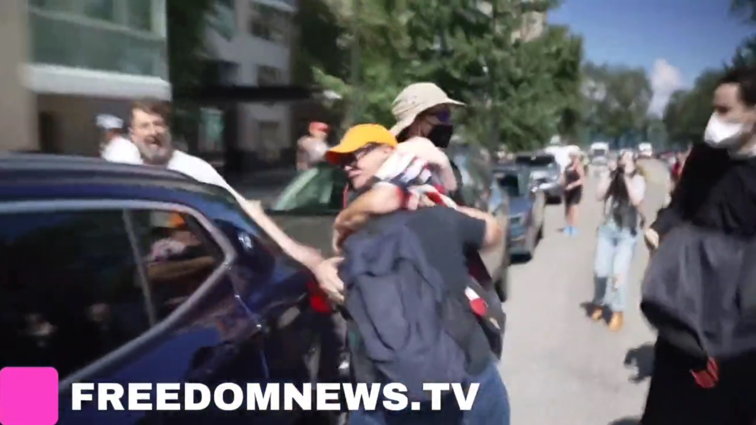 ‘MOVE BACK!’ Massive Brawl Breaks Out at Conservative Agitator Curtis Sliwa’s Anti-Immigration Rally in New York City (mediaite.com)