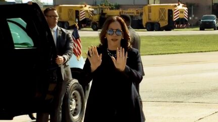 📺 ‘Calm Down!’ Watch Kamala Harris Rein In Shouting Reporters On Tarmac Amid Complaints — Asks Them ‘What You Got?’ (mediaite.com)