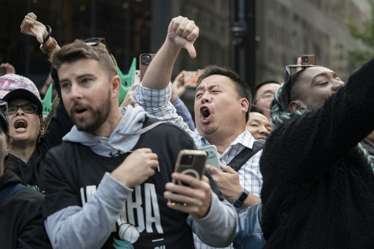 Fans boo Eric Adams at New York Liberty championship parade